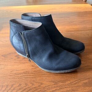 Dansko Leyla Black Leather Wedge Ankle Boots Side Zip Women Size 9/ 9.5  EU 40
